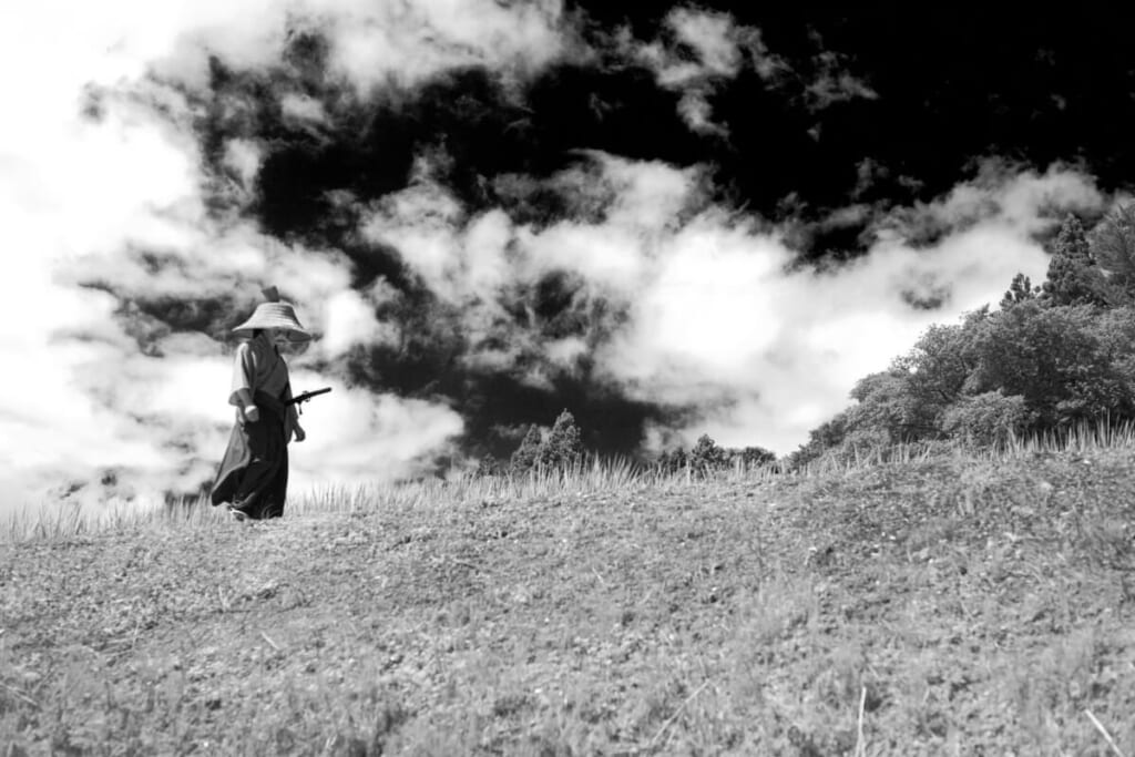 「草原を歩く浪人笠のサムライ」のイメージ画像