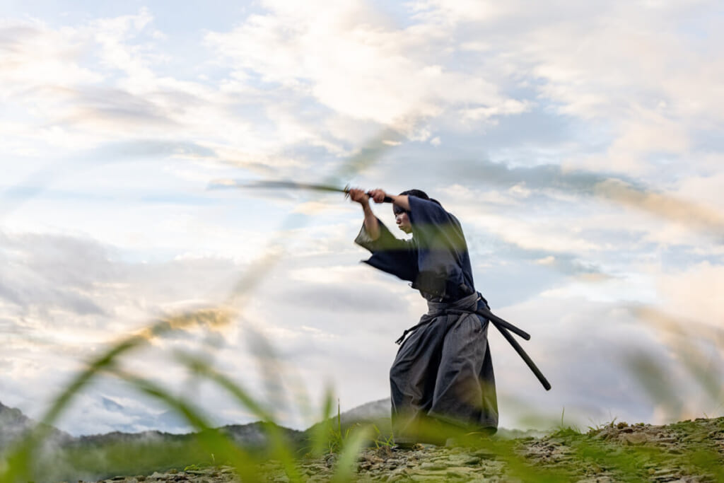 「草原で刀を振り上げるサムライ」のイメージ画像