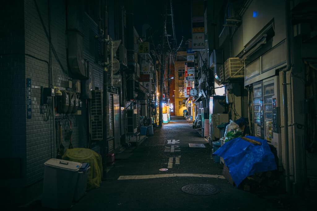 「雑然とした夜の路地裏」のイメージ画像